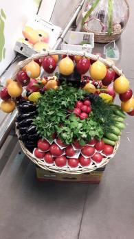 Корзина с фруктами и овощами на заказ